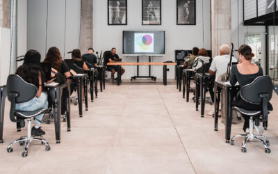 alumnos recibiendo una clase del curso de tatuaje de paco cachadas