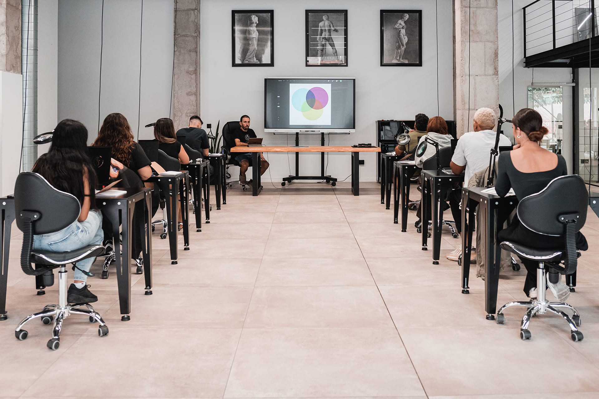 alumnos recibiendo una clase del curso de tatuaje de paco cachadas