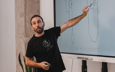 paco cachadas explicando la parte teórica de su curso de tatuaje en murcia