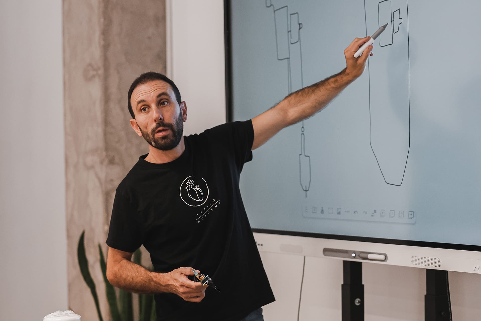 paco cachadas explicando la parte teórica de su curso de tatuaje en murcia