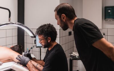 paco cachadas supervisando a un alumno del curso de tatuaje presencial en murcia