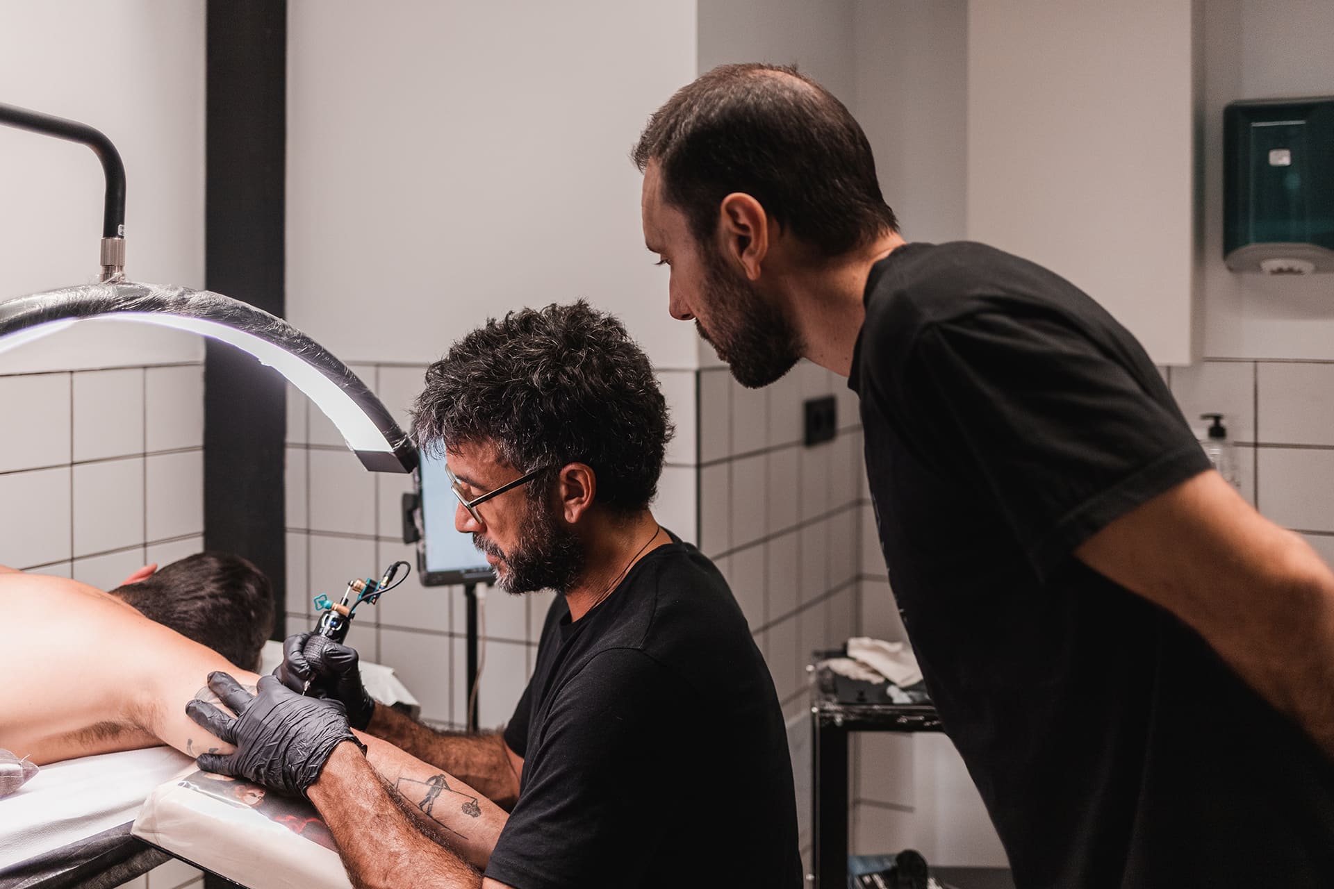 paco cachadas supervisando a un alumno del curso de tatuaje presencial en murcia