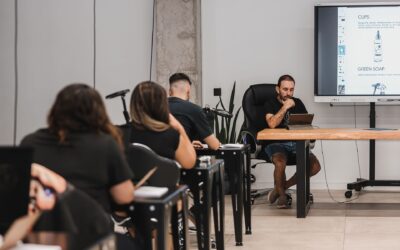 alumnos recibiendo una clase teórica del curso de tatuaje de paco cachadas en murcia