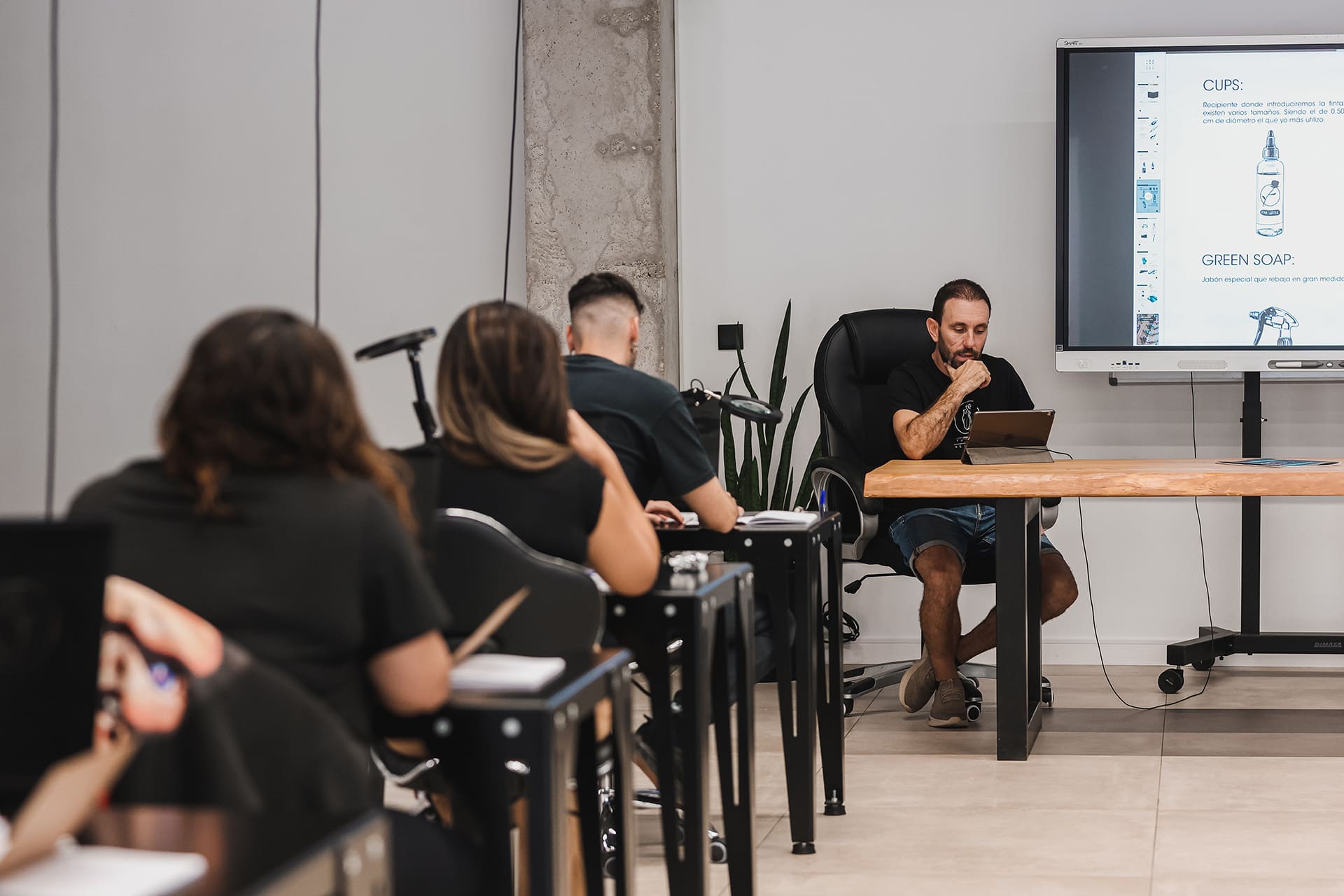 alumnos recibiendo una clase teórica del curso de tatuaje de paco cachadas en murcia