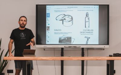 paco cachadas impartiendo una clase de su curso de tatuaje en murcia