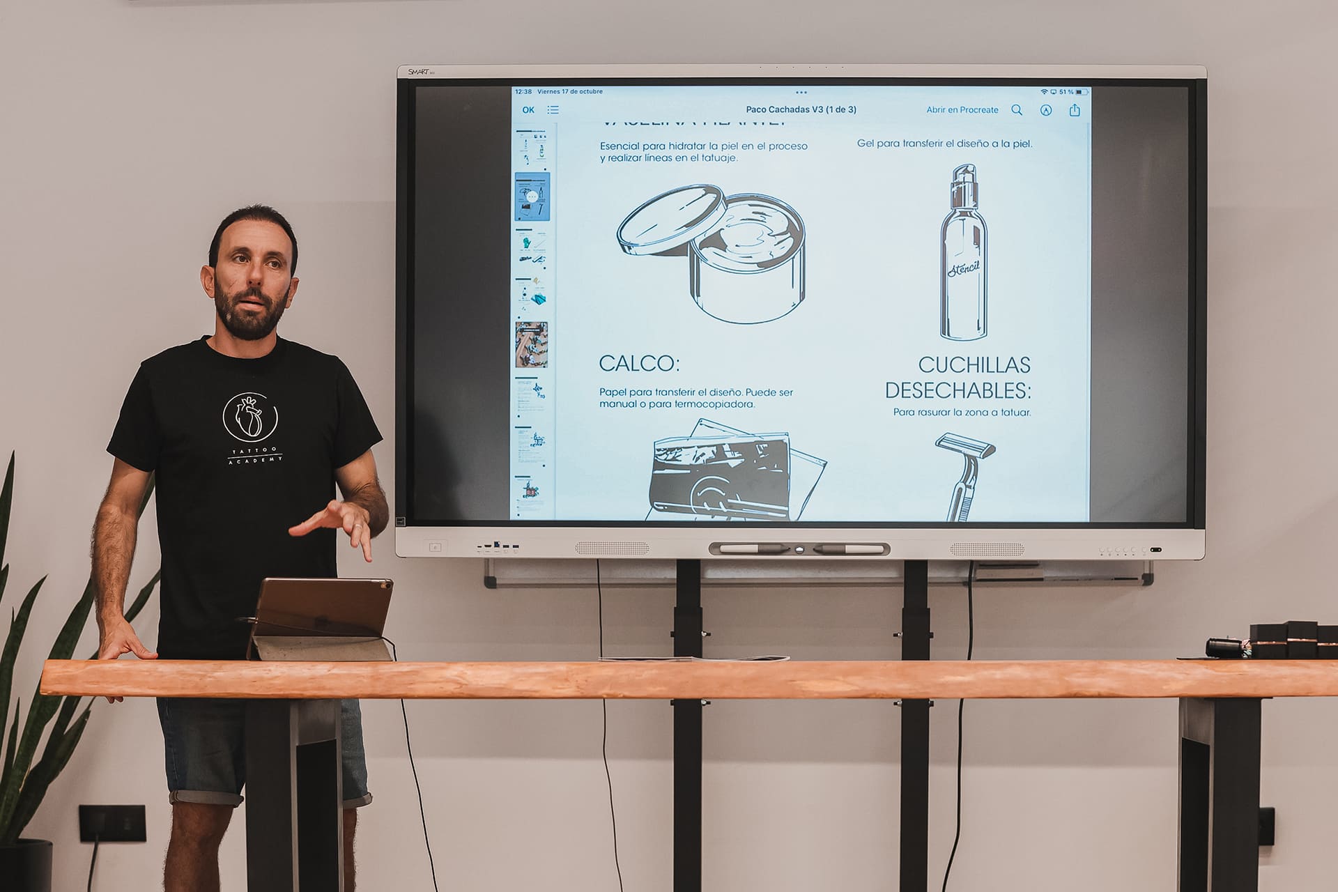 paco cachadas impartiendo una clase de su curso de tatuaje en murcia