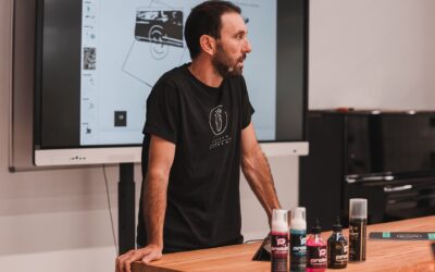 paco cachadas explicando materiales para tatuaje en una clase de su curso de tatuaje en murcia