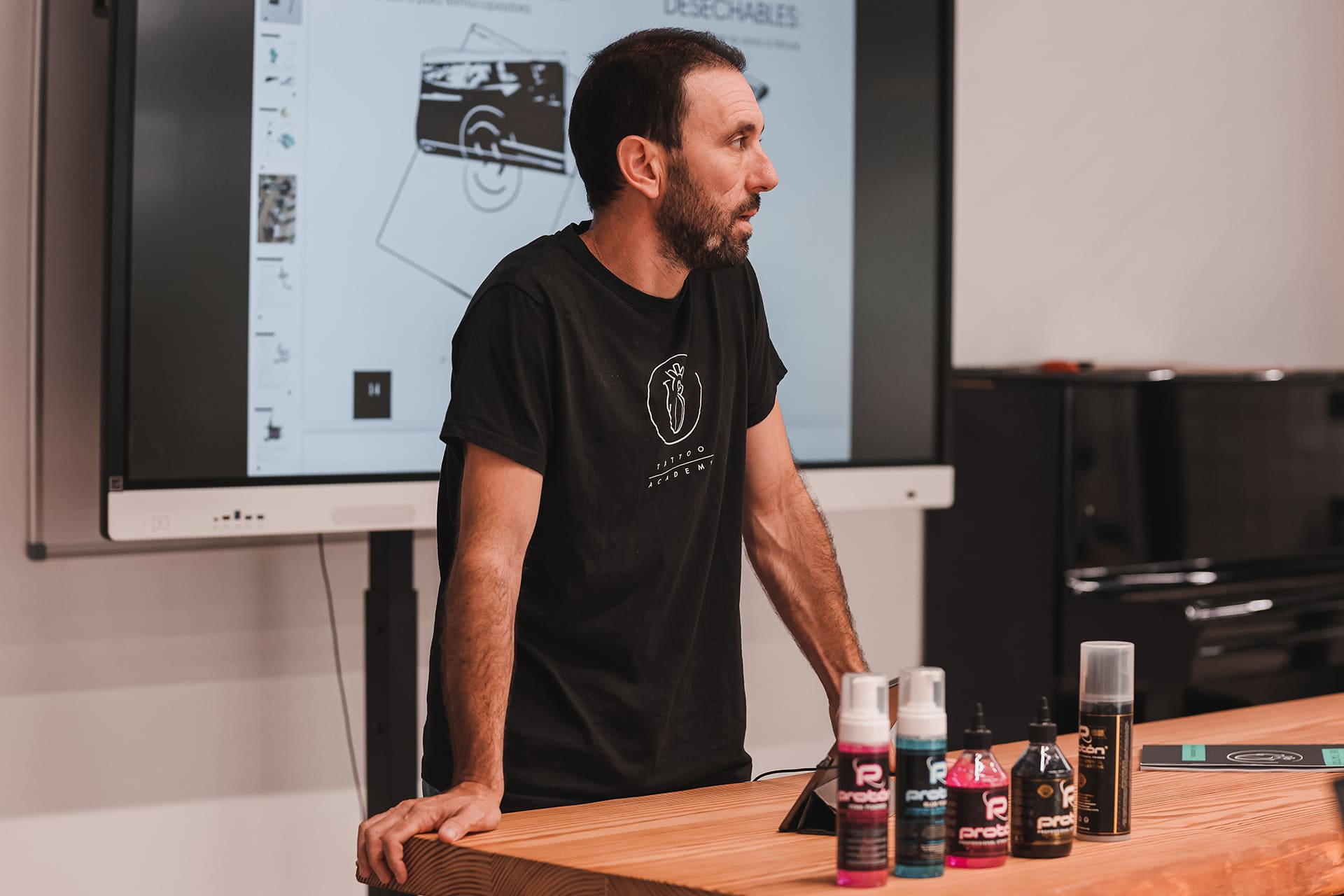 paco cachadas explicando materiales para tatuaje en una clase de su curso de tatuaje en murcia