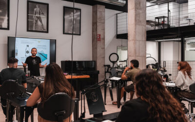paco cachadas explicando una clase teórica a sus alumnos de su curso de tatuaje en murcia