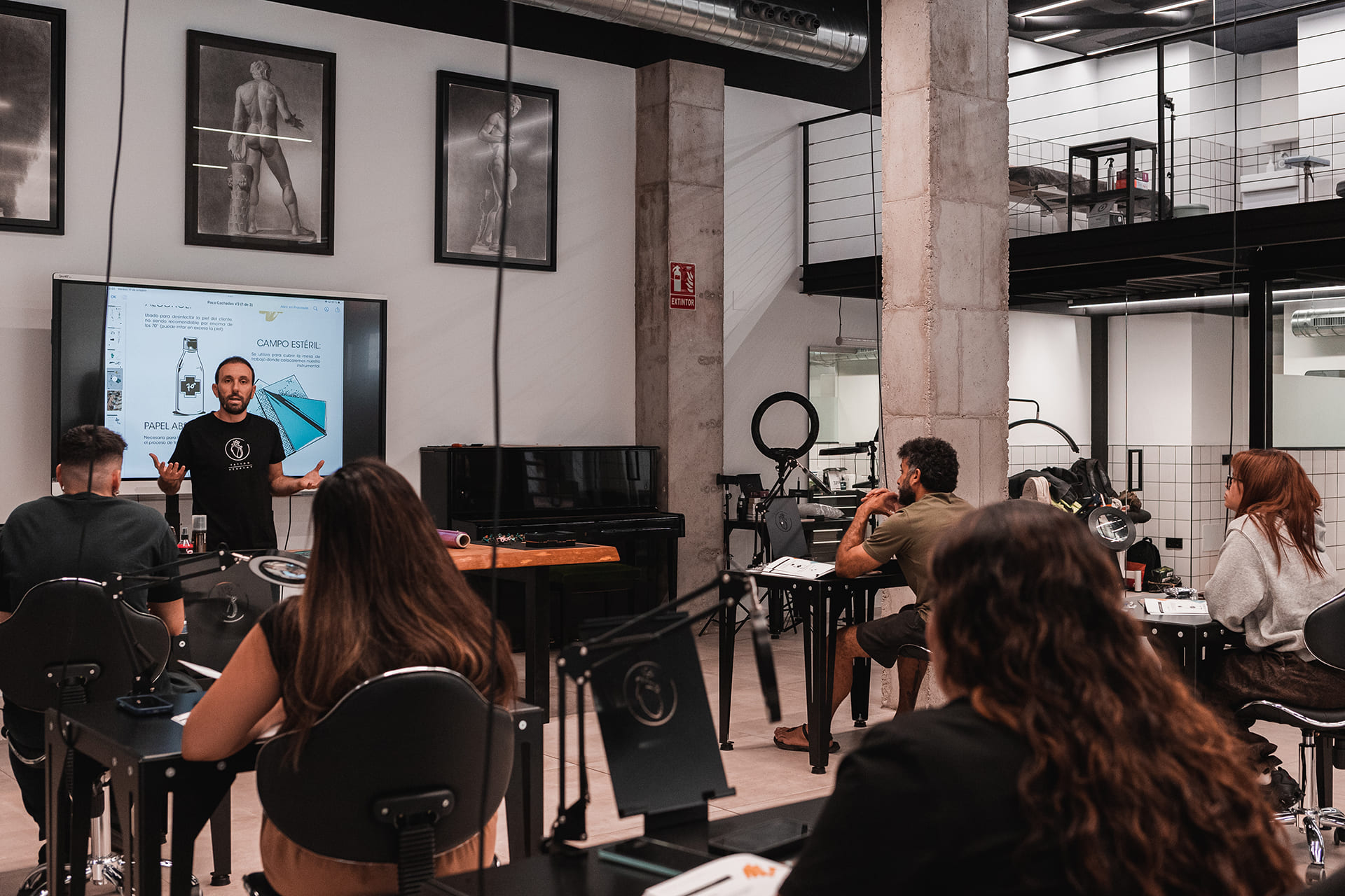 paco cachadas explicando una clase teórica a sus alumnos de su curso de tatuaje en murcia